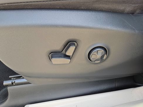 Used 2024 Chrysler Pacifica Limited FWD image 16