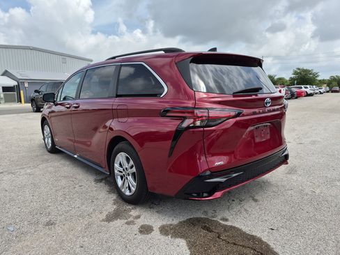 Used 2021 Toyota Sienna XSE AWD/4WD image 4