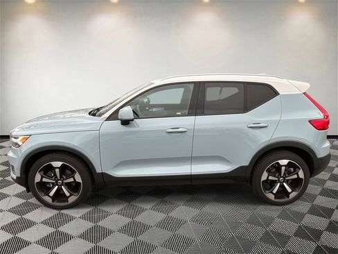 Used 2019 Volvo XC40 T4 Momentum image 6