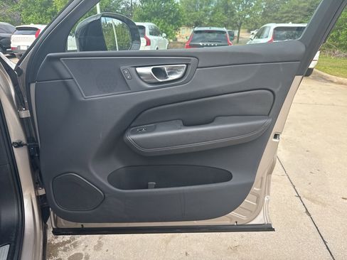 Certified 2025 Volvo XC60 B5 Plus image 9