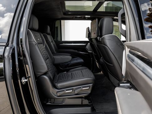 Used 2025 Cadillac Escalade ESV V image 33