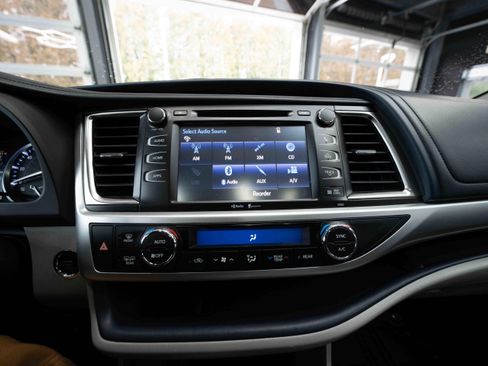 Used 2015 Toyota Highlander XLE image 17
