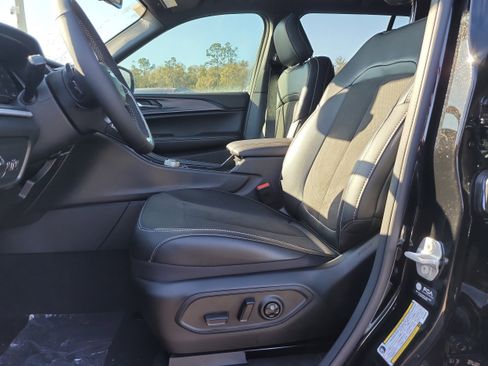 New 2025 Jeep Grand Cherokee Altitude image 13