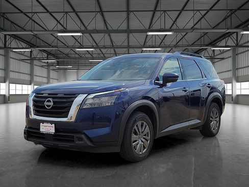 Used 2025 Nissan Pathfinder SV image 1