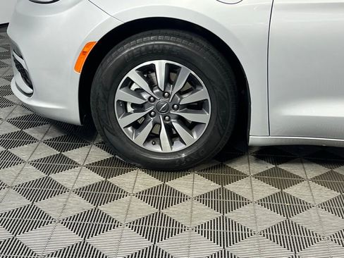 Used 2024 Chrysler Pacifica Select image 12