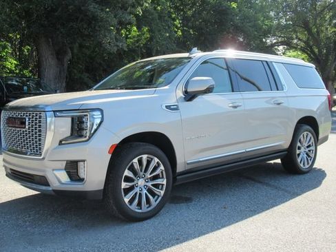 Used 2021 GMC Yukon XL Denali w/ Denali Premium Package RWD image 3