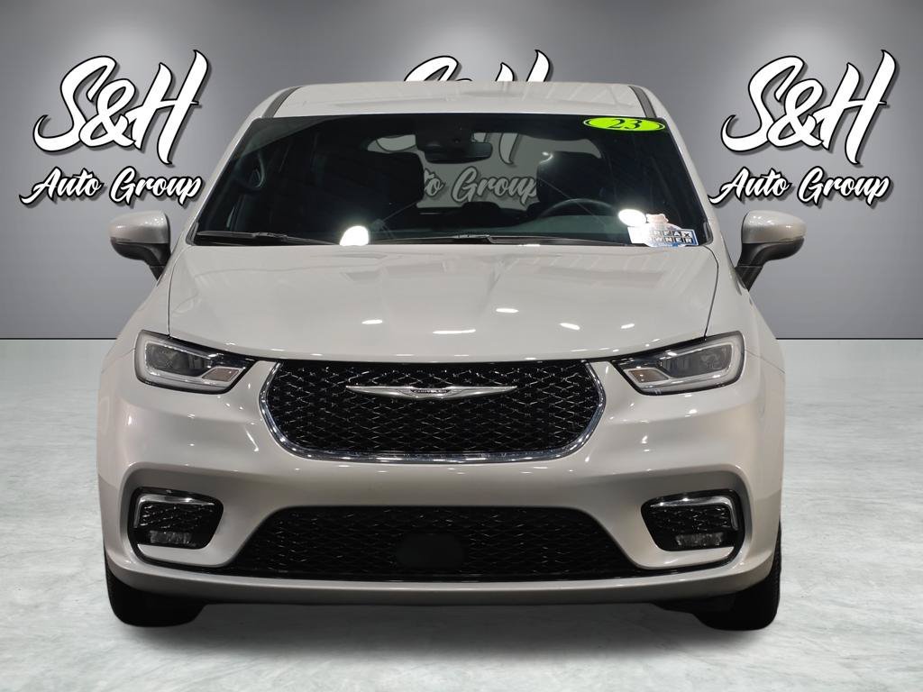 Used 2023 Chrysler Pacifica Touring FWD image 11