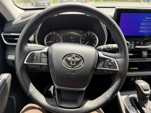 Certified 2024 Toyota Highlander XLE AWD/4WD image 8