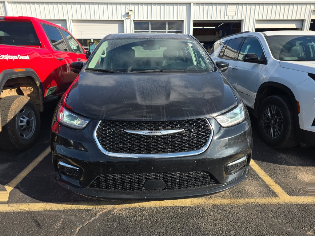 Used 2024 Chrysler Pacifica Touring-L FWD image 2