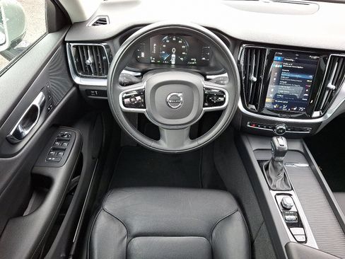 Used 2019 Volvo S60 T6 Momentum w/ Premium Package image 12