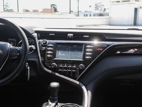 Used 2018 Toyota Camry LE FWD image 14