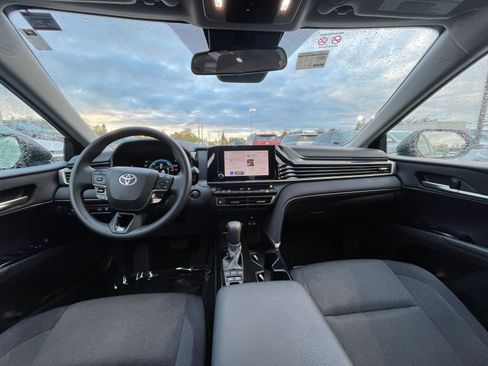 Used 2025 Toyota Camry LE image 32