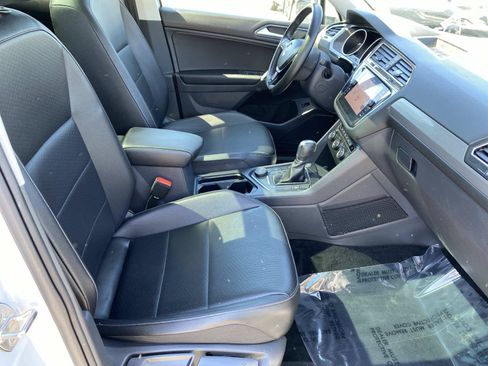 Used 2018 Volkswagen Tiguan SEL AWD/4WD image 24