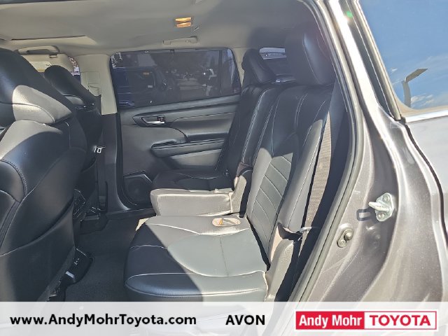 Used 2022 Toyota Highlander XLE AWD/4WD image 16