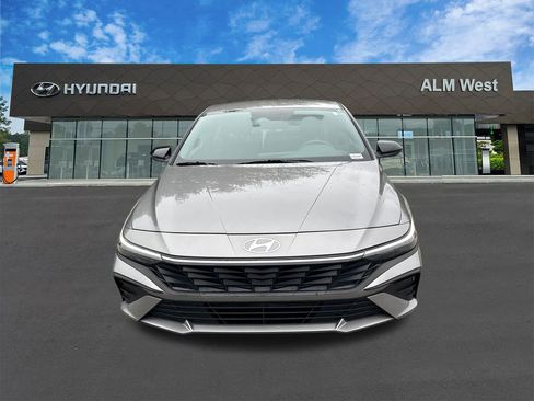 Used 2025 Hyundai Elantra Sport image 2