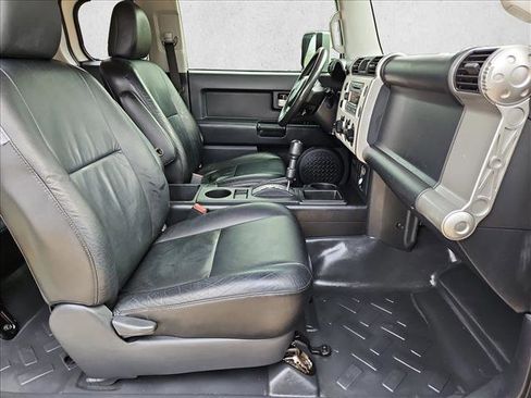 Used 2013 Toyota FJ Cruiser 2WD w/ Convenience Pkg image 19