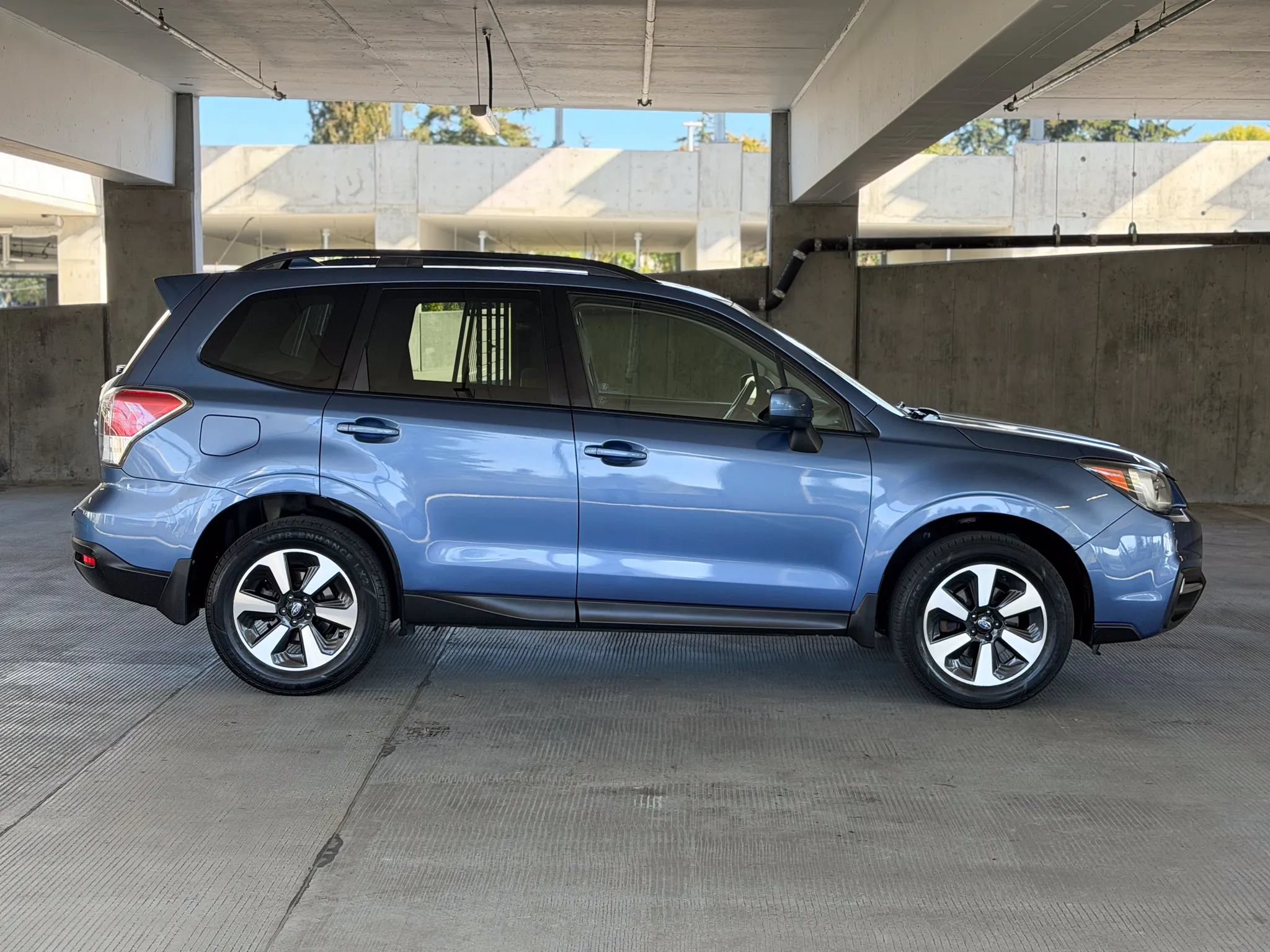 Used 2017 Subaru Forester 2.5i Premium w/ All-Weather Package AWD/4WD image 4