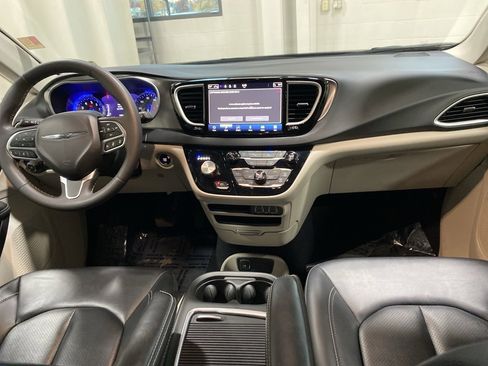 Used 2024 Chrysler Pacifica Touring-L image 2