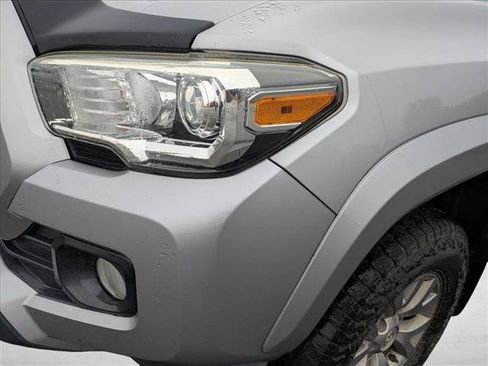 Used 2018 Toyota Tacoma SR5 AWD/4WD image 9