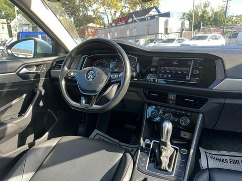 Used 2019 Volkswagen Jetta SE w/ Cold Weather Package FWD image 19