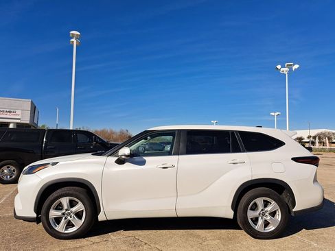 Used 2024 Toyota Highlander LE image 8