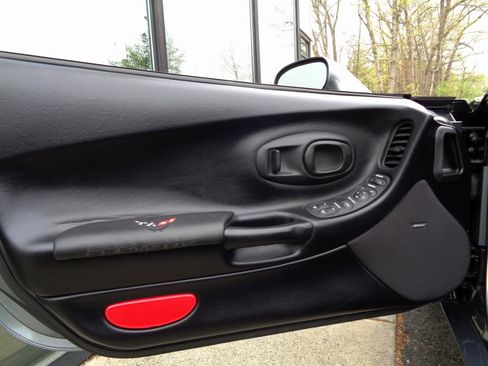 Used 2004 Chevrolet Corvette Convertible w/ Preferred Equipment Group RWD image 20
