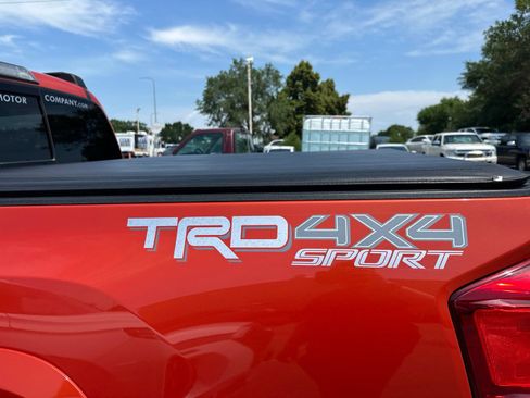 Used 2017 Toyota Tacoma TRD Sport w/ Tow Package (A/T) AWD/4WD image 11
