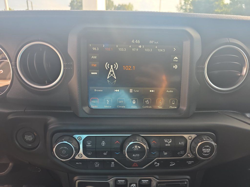 Used 2018 Jeep Wrangler Unlimited Sahara AWD/4WD image 13