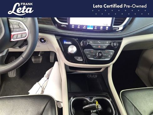 Used 2023 Chrysler Pacifica Limited image 11