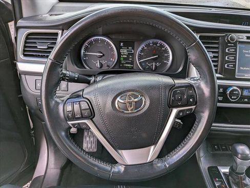 Used 2019 Toyota Highlander SE image 14