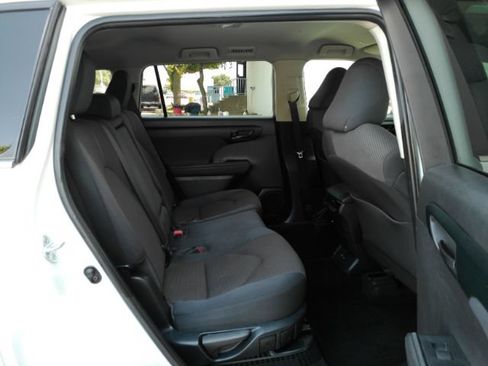 Used 2023 Toyota Highlander LE FWD image 25