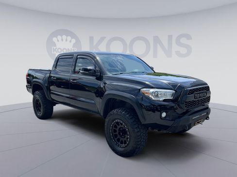 Used 2016 Toyota Tacoma TRD Off-Road AWD/4WD image 10