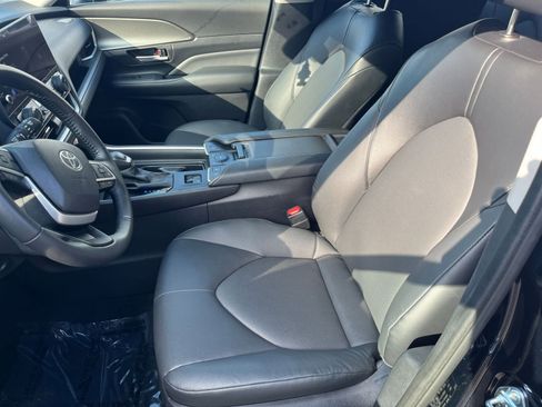 Used 2025 Toyota Grand Highlander XLE image 32