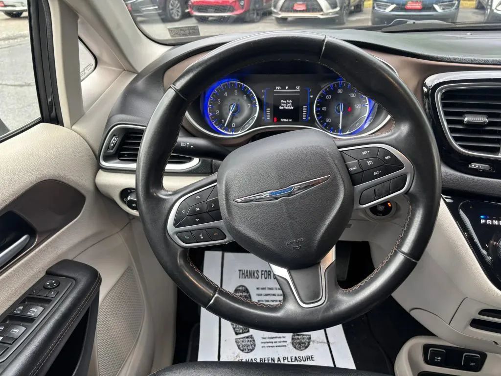 Used 2018 Chrysler Pacifica Touring-L FWD image 20