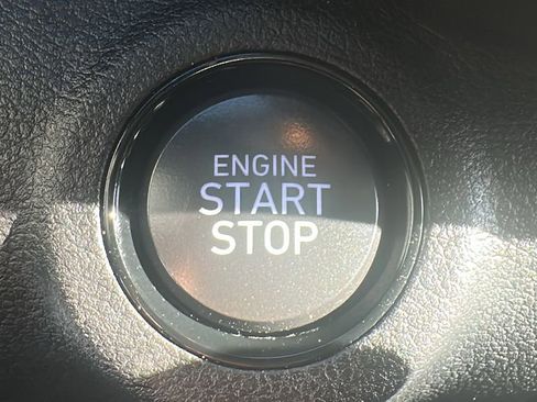 Used 2025 Hyundai Venue SEL image 24