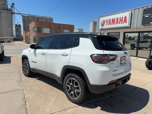 Used 2025 Jeep Compass Trailhawk w/ Trailhawk Elite Group AWD/4WD image 9
