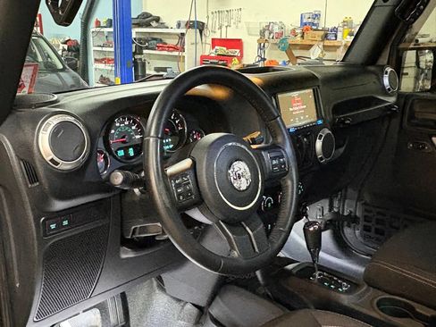 Used 2017 Jeep Wrangler Rubicon w/ Connectivity Group AWD/4WD image 16