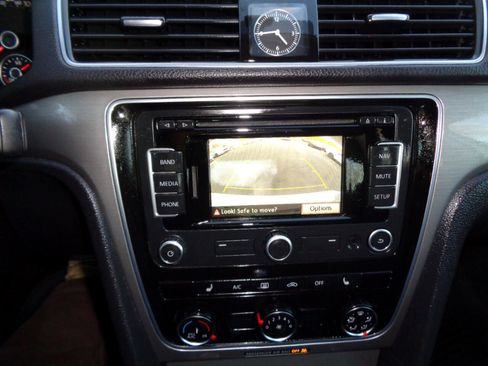 Used 2015 Volkswagen Passat 1.8T SE image 21