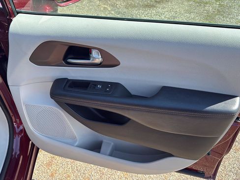 Used 2018 Chrysler Pacifica Touring Plus FWD image 43