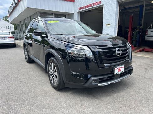 Used 2023 Nissan Pathfinder SL w/ Black Appearance Package AWD/4WD image 2
