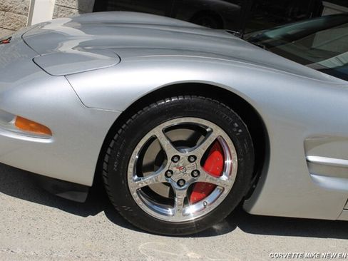 Used 2002 Chevrolet Corvette Coupe w/ Preferred Equipment Group2 RWD image 11