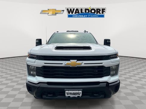 Used 2024 Chevrolet Silverado 2500 Custom w/ Custom Value Package AWD/4WD image 2