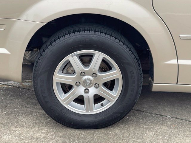Used 2009 Chrysler Town & Country Touring FWD image 10