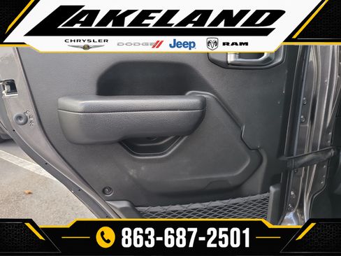 Used 2024 Jeep Gladiator Rubicon w/ Technology Group AWD/4WD image 11