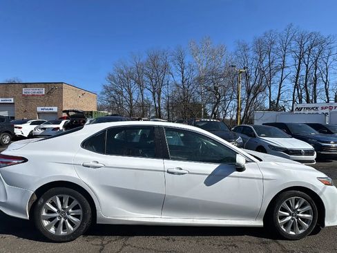 Used 2018 Toyota Camry LE image 4