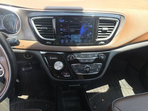 Used 2017 Chrysler Pacifica Limited FWD image 14