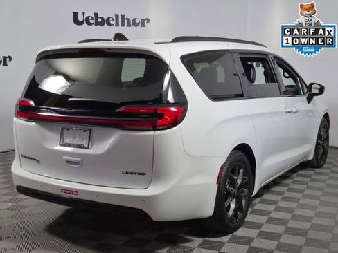 Used 2025 Chrysler Pacifica Limited FWD image 7