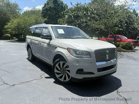Used 2022 Lincoln Navigator Reserve AWD/4WD image 2
