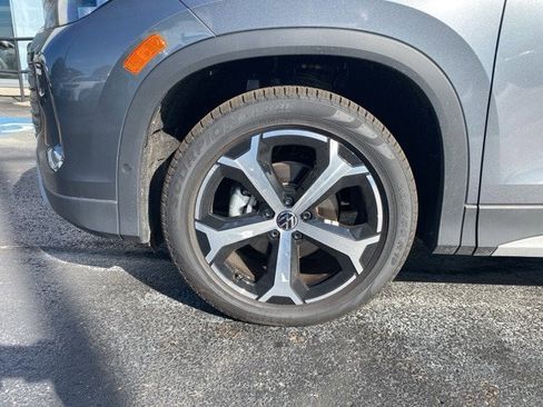 New 2025 Volkswagen Tiguan SE image 18