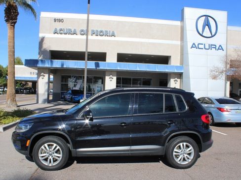 Used 2017 Volkswagen Tiguan S image 2